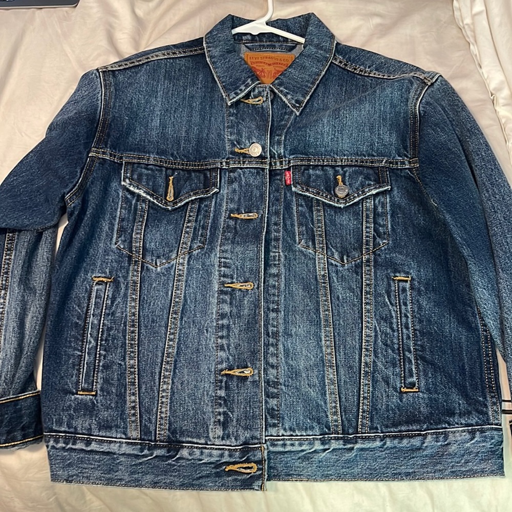 NEVER WORN— (S) Levi’s jean jacket.